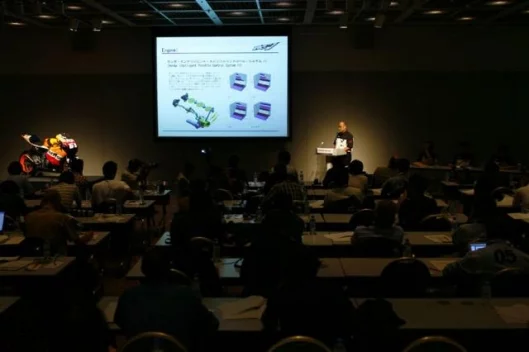 Yoshii explaining the RC211V