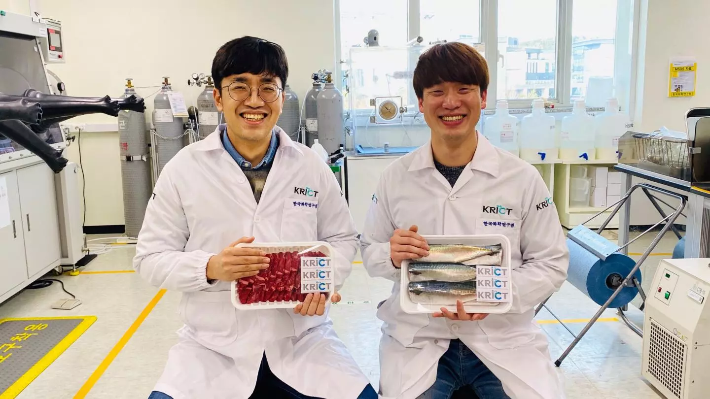 Dr. Dongyeop Oh and Dr. Sejin Choi, with sample groceries utilizing the stickers