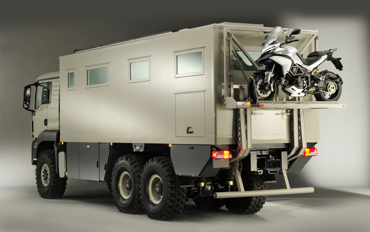 A rear lift makes it easy to carry and access a bike