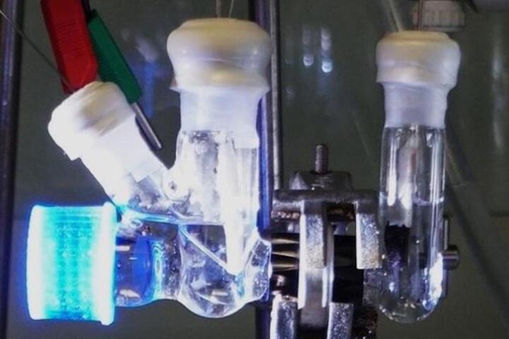Cambridge's new solar reactor can convert carbon dioxide from air and flue gas, as well as plastic waste, into useful chemicals