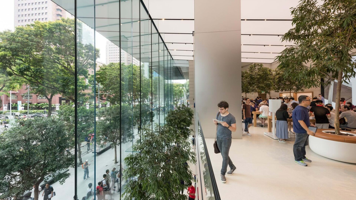 Apple Orchard Road, the first Apple flagship store in Singapore by Foster + Partners took out the grand prize for Shops & Stores at the Prix Versailles 2018 world architecture awards