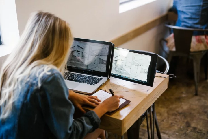 Duo's screen be can set to slide out from either the left or right of the laptop's screen