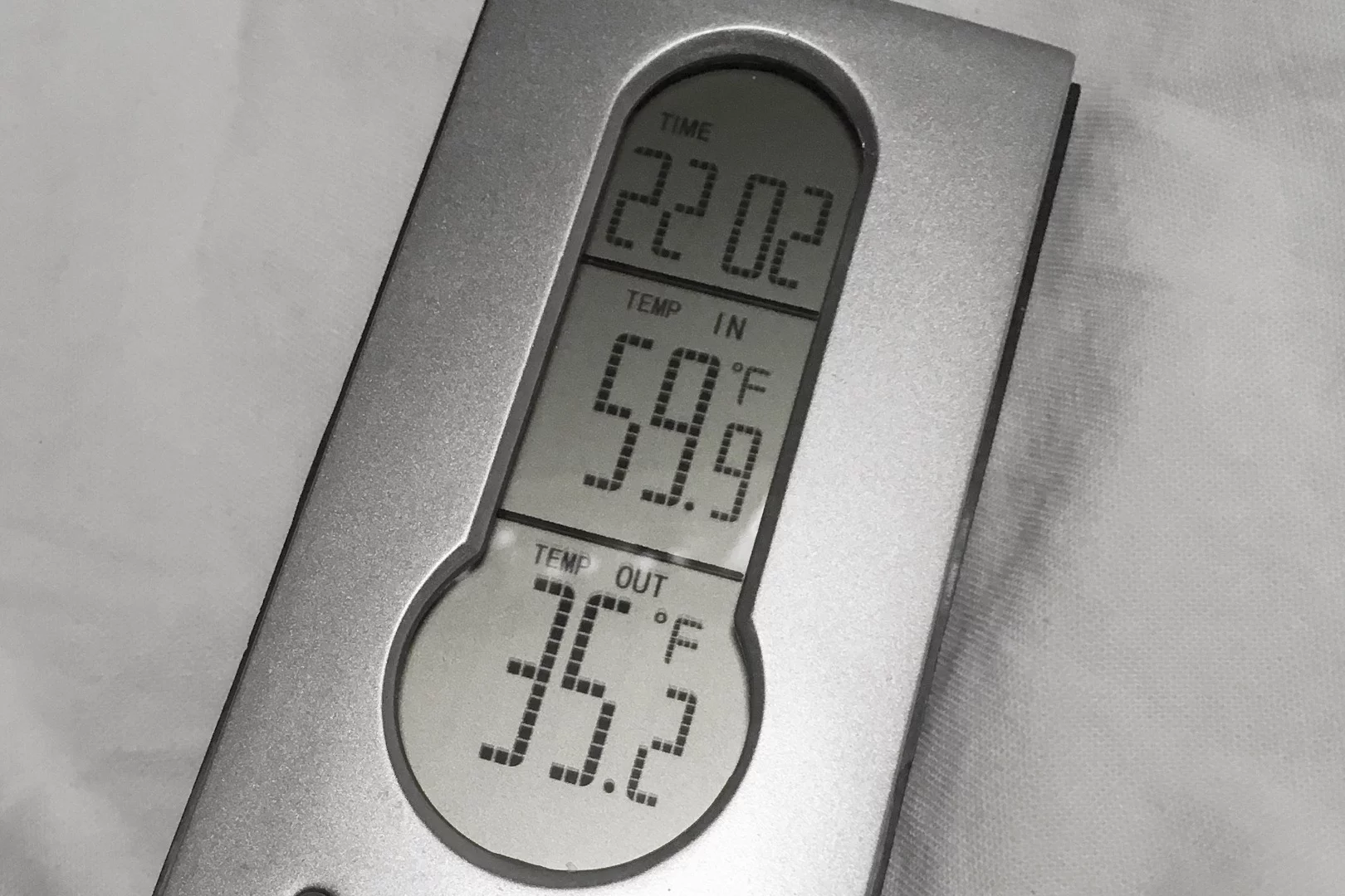 Polydrop designers tested the insulated shell in Big Bear, California, finding that the interior (heater off) maintained a temperature near 60° F (15° C) while the outside was down near 35° F (2° C)