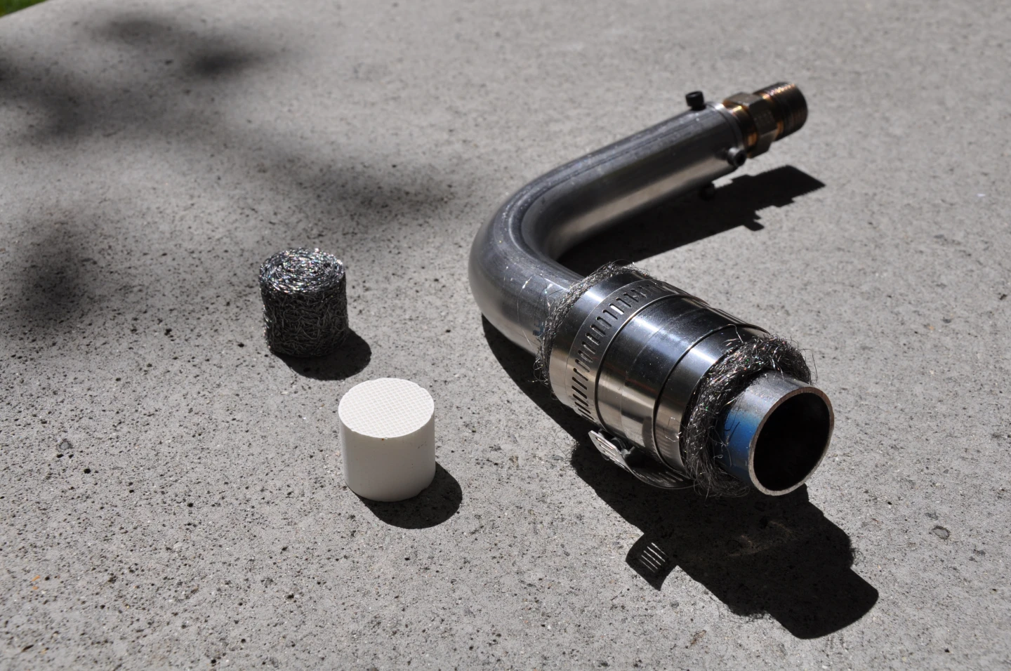 The device with its filter (top left) and catalyst (bottom left)
