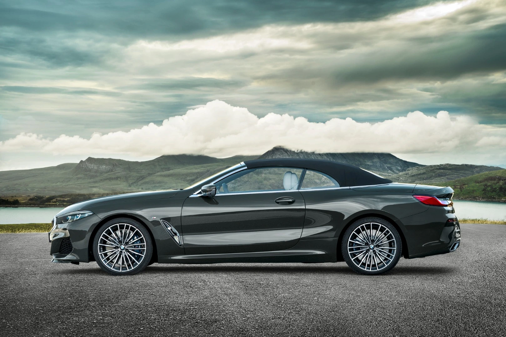 BMW 8 Series Convertible top closing sequence