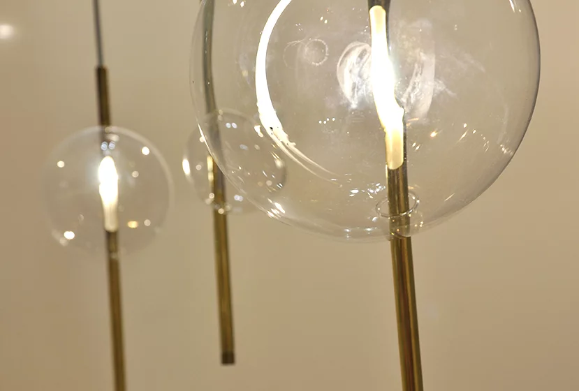 The glass ball lamp features a copper rod which is touch sensitive (Photo: Edoardo Campanale/Gizmag.com)
