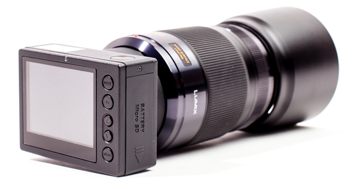 On the rear of the E1 from Z Camera is a 2.5-inch LCD with a 320 x 240 resolution
