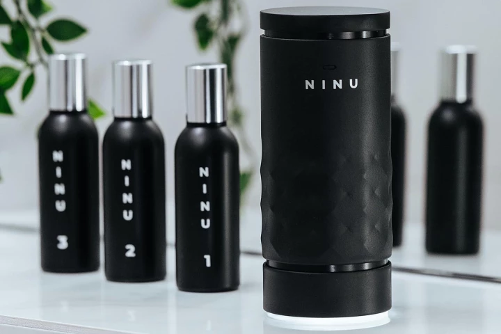 The Ninu Smart Perfume system utilizes a spray bottle that combines fragrance bases from three cartridges