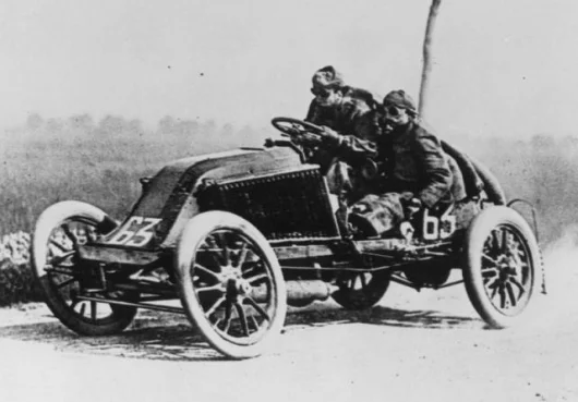 Witness the different attitude and rapid evolution that had occured in just a few years. These were the first real racing cars. An actual picture taken at the imfamous Paris - Madrid race of 1903. At the wheel is Marcel Renault, brother of the founder of