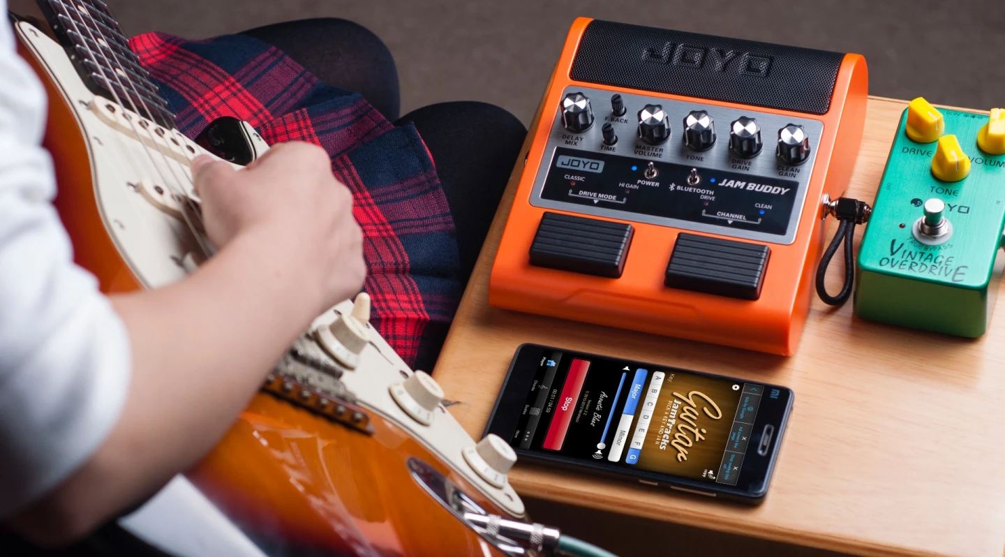 The Jam Buddy is able to handle input from daisy chained effects, and can play backing tracks from a Bluetooth-connected smartphone