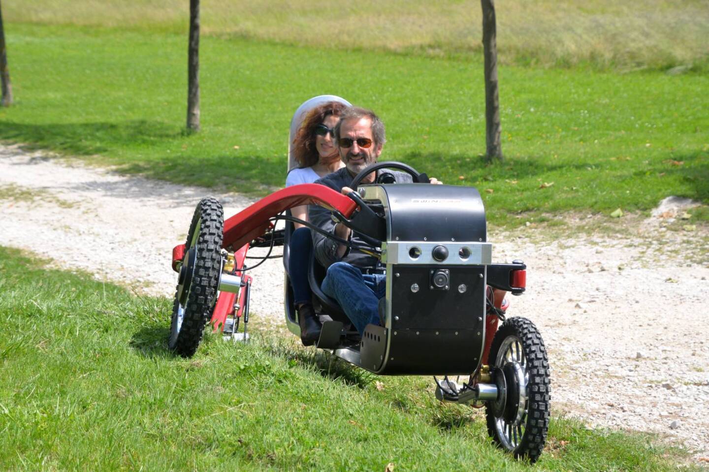 Bizarre all-terrain spider car sprouts tandem and mobility