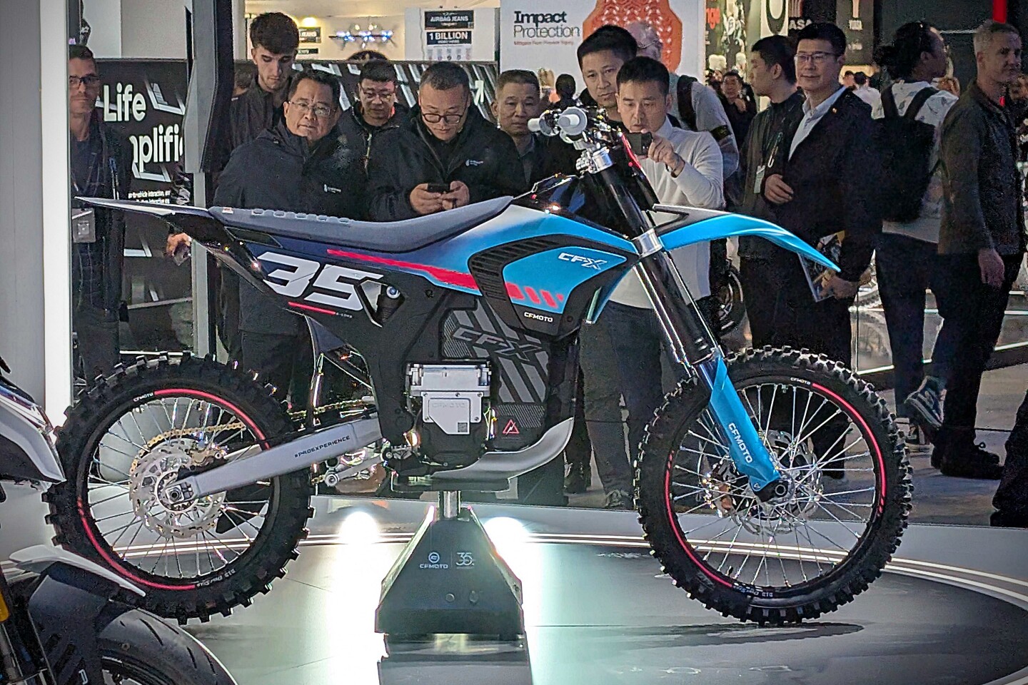 El CF-X pesa apenas 276 libras (125 kg)