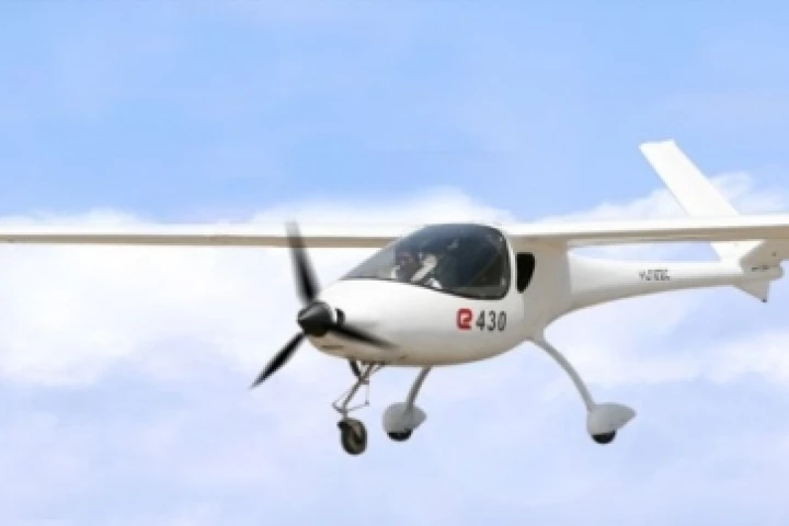 Plug-n-fly: the Yuneec E430 electric aircraft