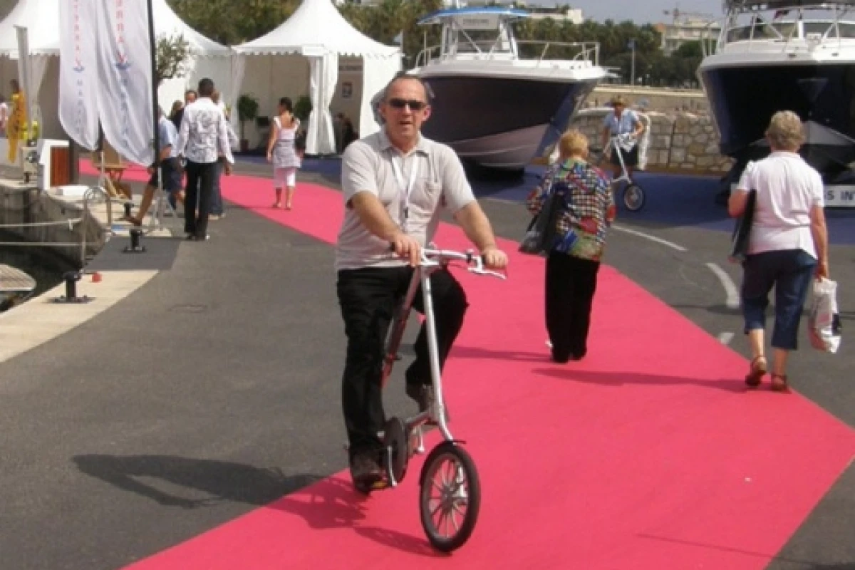 Gizmag's Mike Hanlon aboard the STRIDA