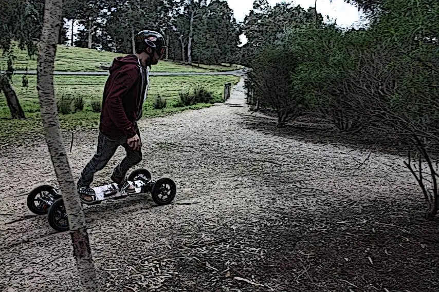 The BajaBoard has a top speed of 50 km/h (31 mph), and the range between charges is 24 km (15 miles) at present, but the team is aiming for at least 30 km by the time it rolls into production