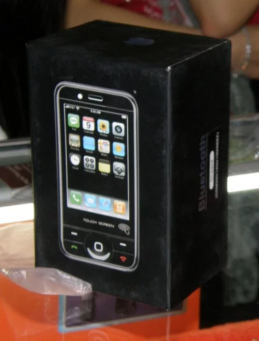 Even comes with a clear plastic tray inside like the original.