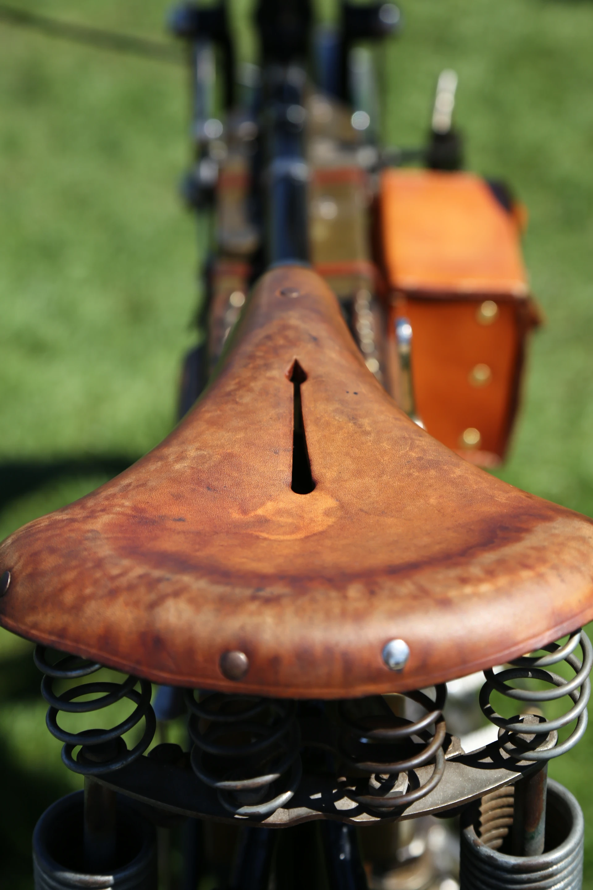 A vintage leather motorcycle seat (Photo: Angus MacKenzie/Gizmag.com)