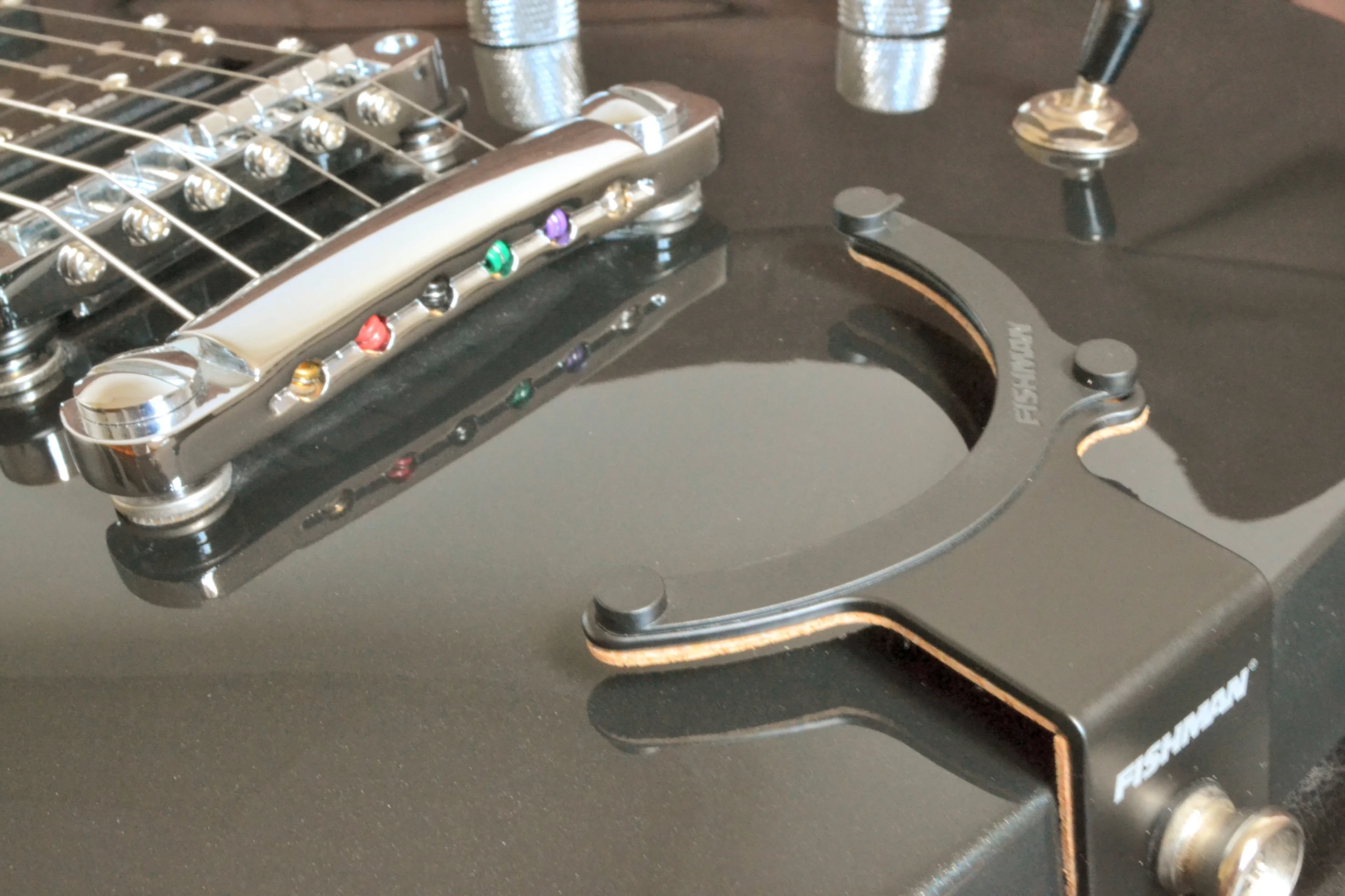 The C-shaped controller mount is stuck to the bracket and the controller unit is held in place with magnets, allowing for easy mount and dismount (Photo: Paul Ridden/Gizmag)