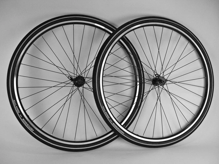 Hutchinson Serenity tires mounted on wheels built by @cme