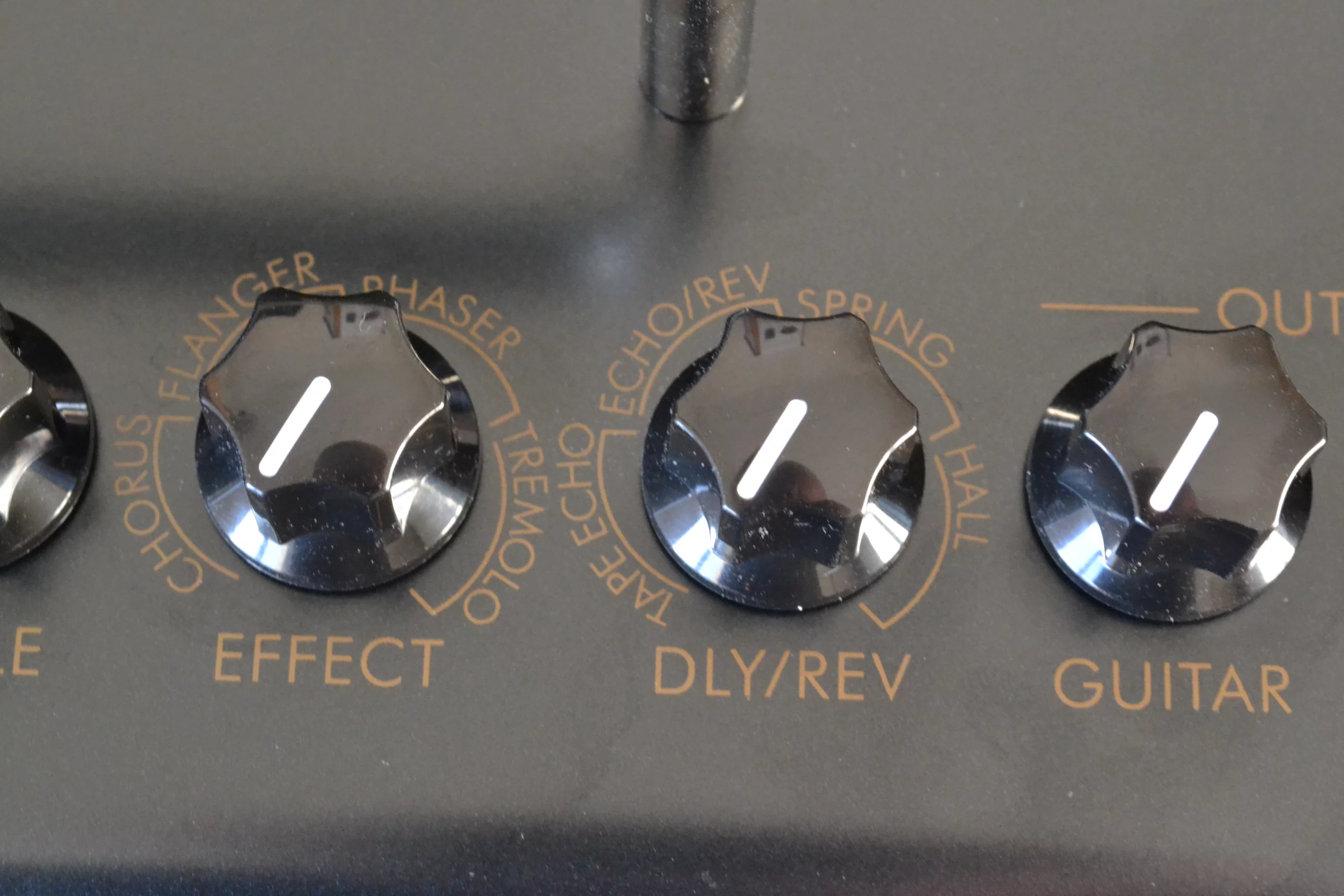 Players can choose from either chorus, flanger, phaser or tremelo modulation effects for some extra tonal spice, and four different ambient delay/reverb simulations, including tape echo and spring reverb