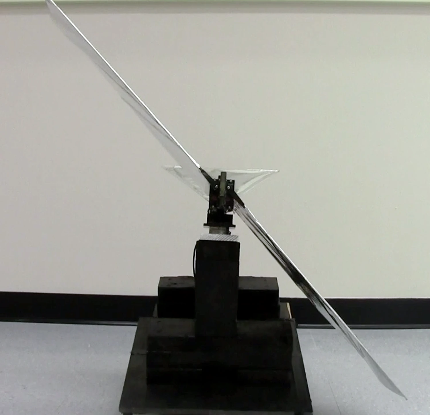 Robo Raven uses two programmable actuators that can be electronically synchronized to coordinate motion between the two wings (Photo: University of Maryland)