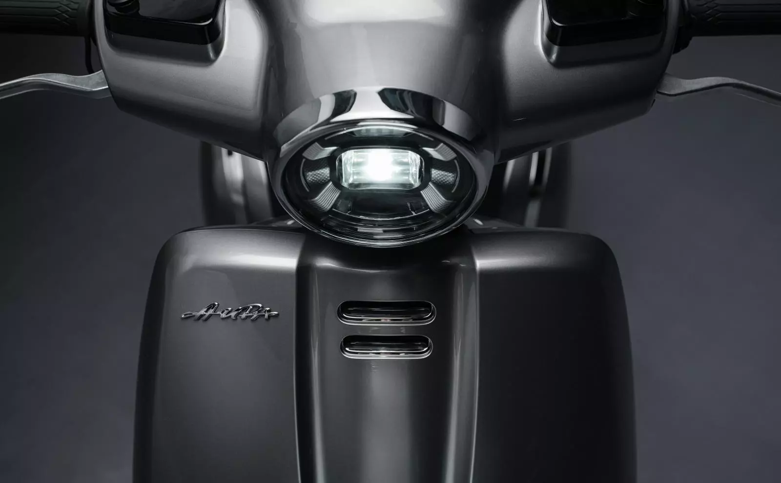 150 Aura's styling takes a clear inspiration from the scoots of the 1960s