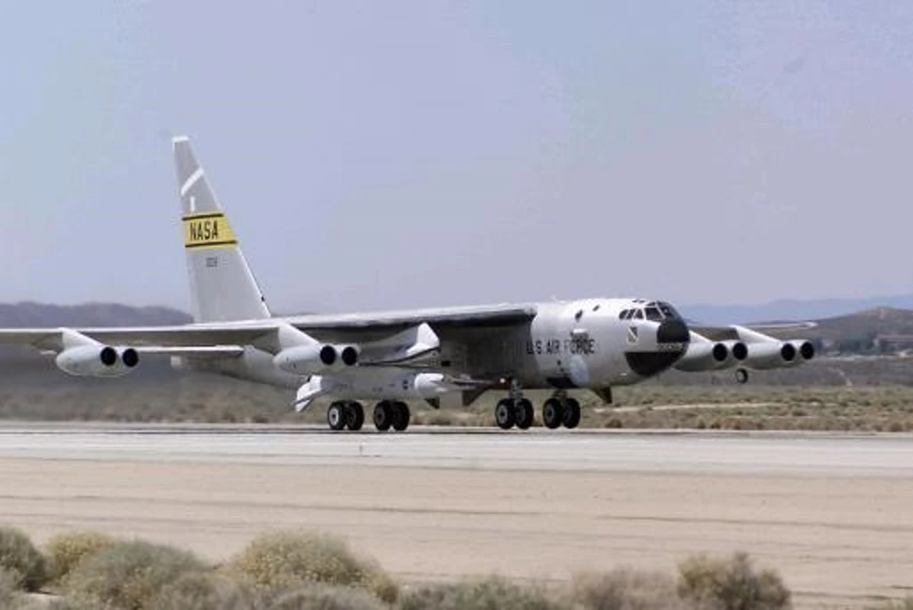 B-52 carrying the unmanned Boeing X-43