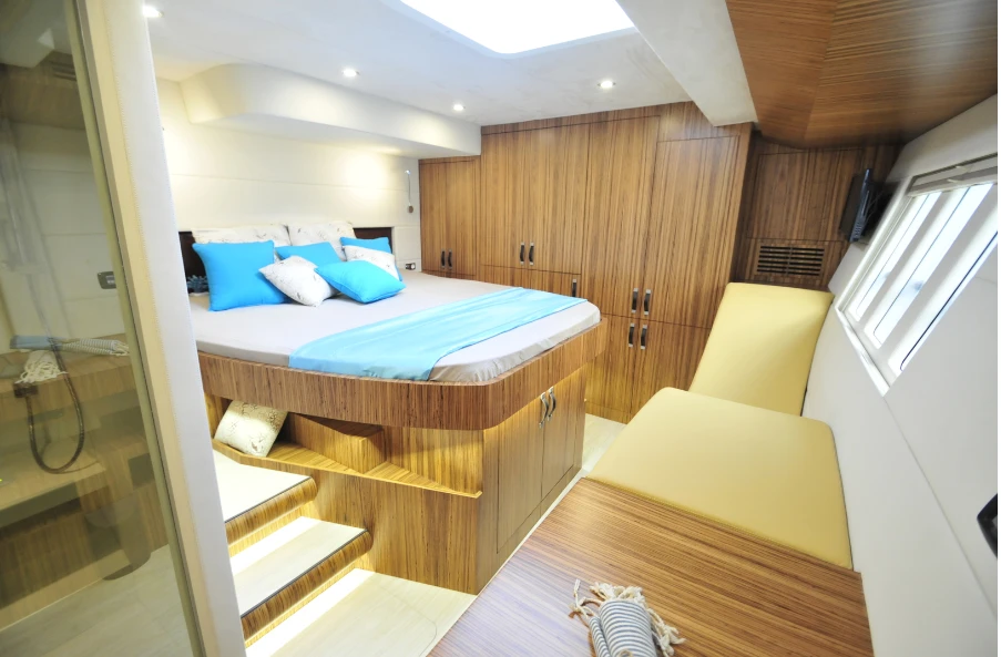 Solarwave 64 guest cabin