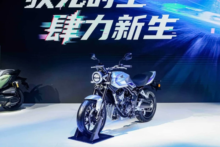 Honda took the wraps off of the CB500 Super Four (dubbed CB500SF) retro standard at the CIMAMotor show in Chongqing, China