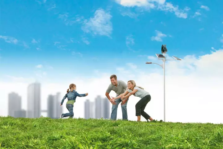 The UPC/Eolgreen streetlights incorporate both solar panels and a wind turbine (Photo: Eolgreen)