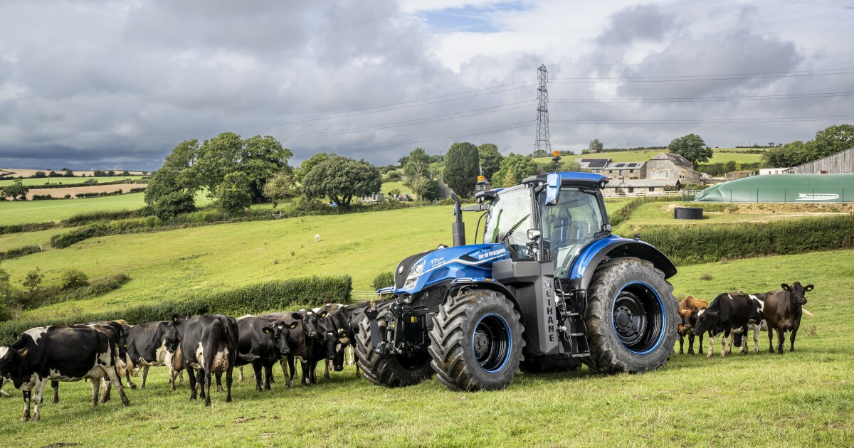 Dung tractor reduces agricultural emissions