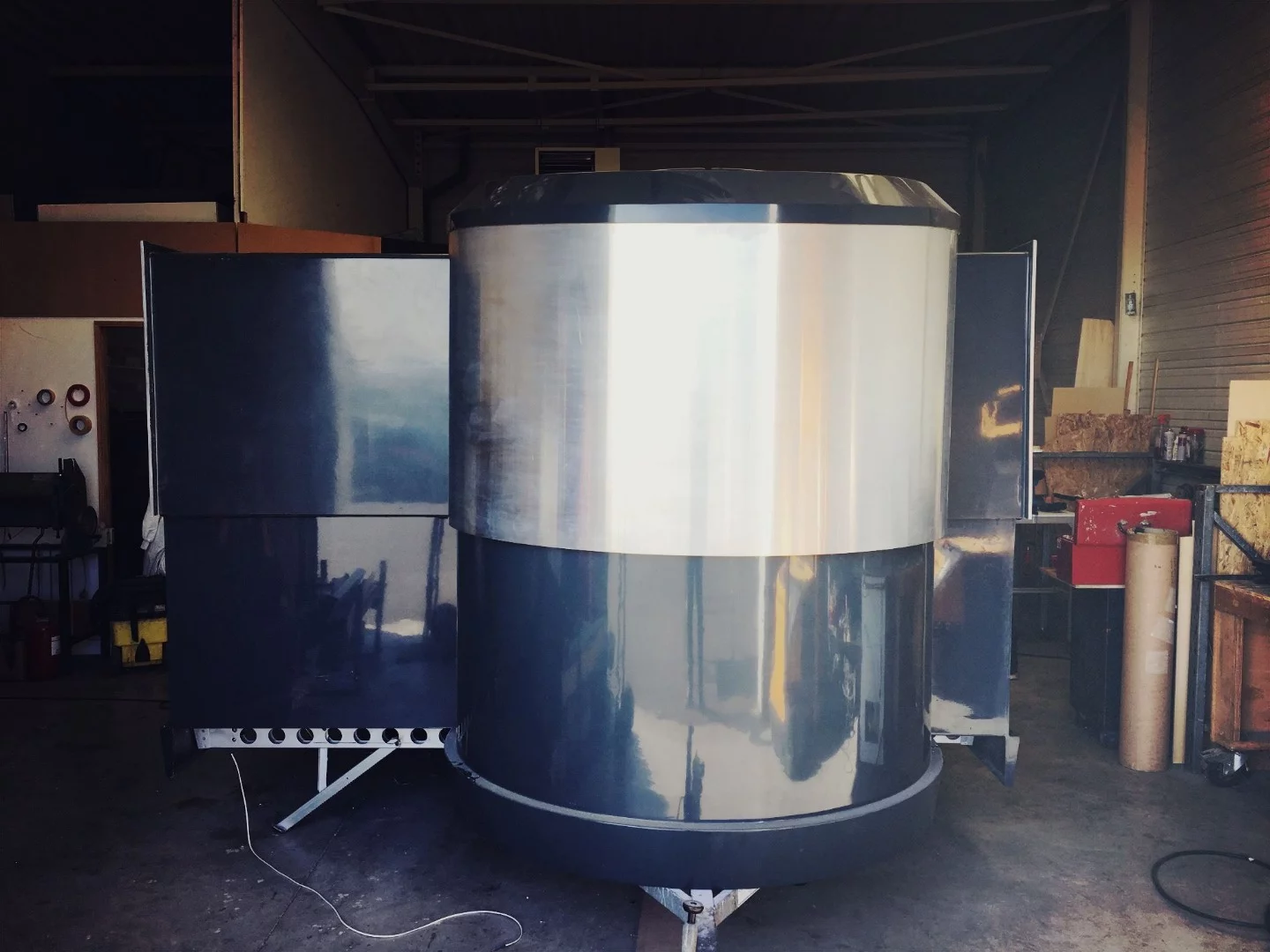 Both sides of the Tipoon extend out before the upper half of the shell rises to full height