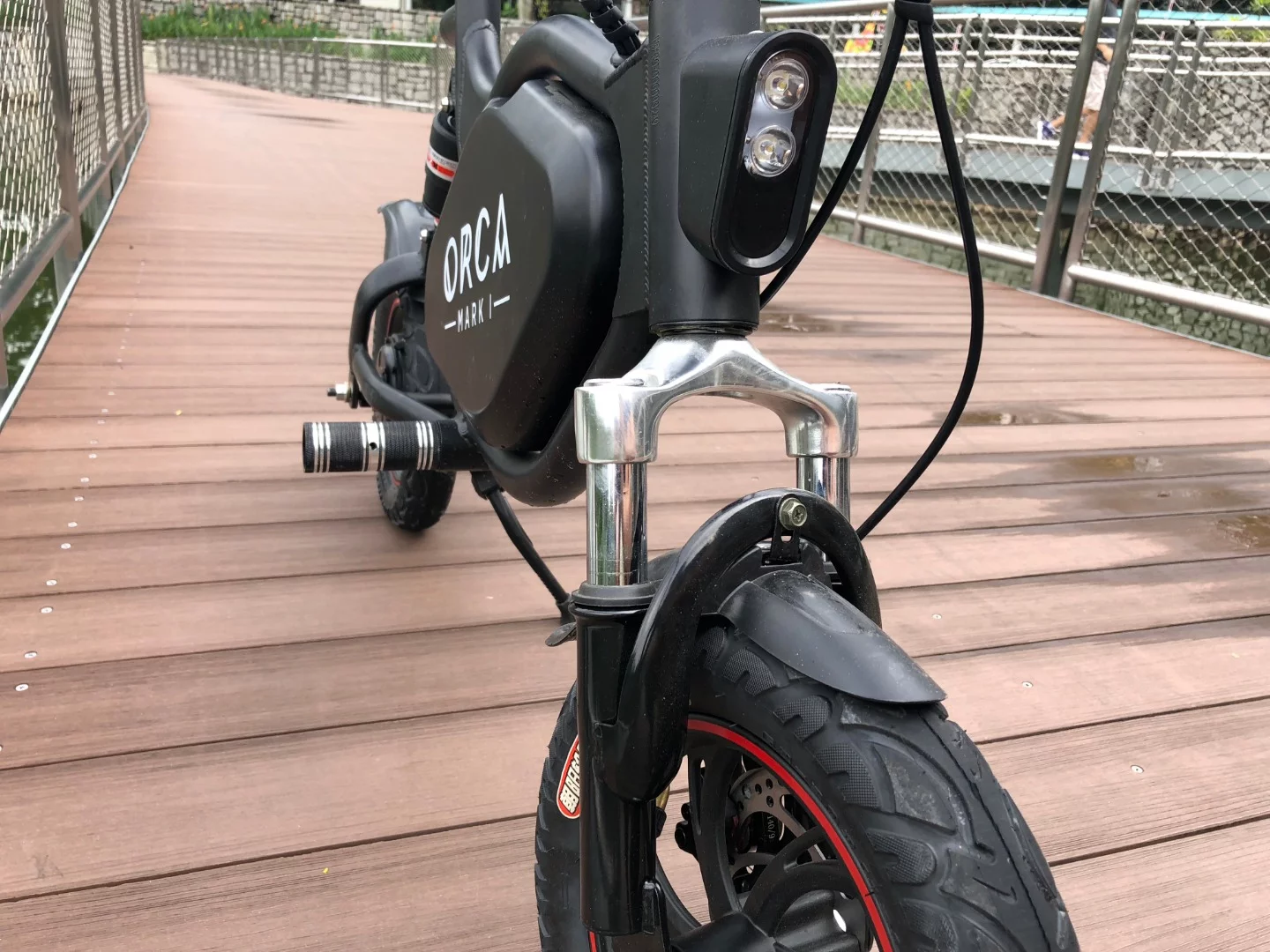 To the front of the Orca Mark I you'll find fork suspension, integrated lighting and disc braking