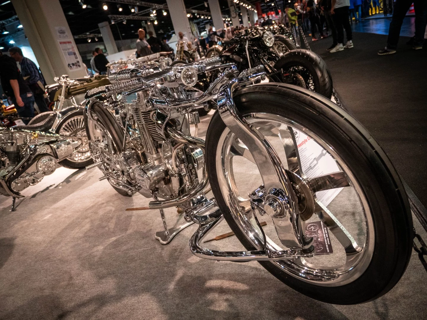 Opposite side view of Bone X's bizarre single-sided front end suspension, with linkages running back to a spring on the tank.