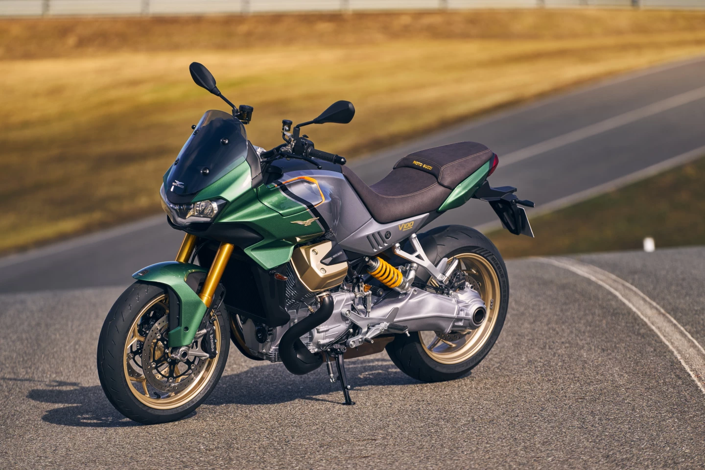 Moto Guzzi has debuted a very modern V100 Mandello, featuring active aerodynamic panels