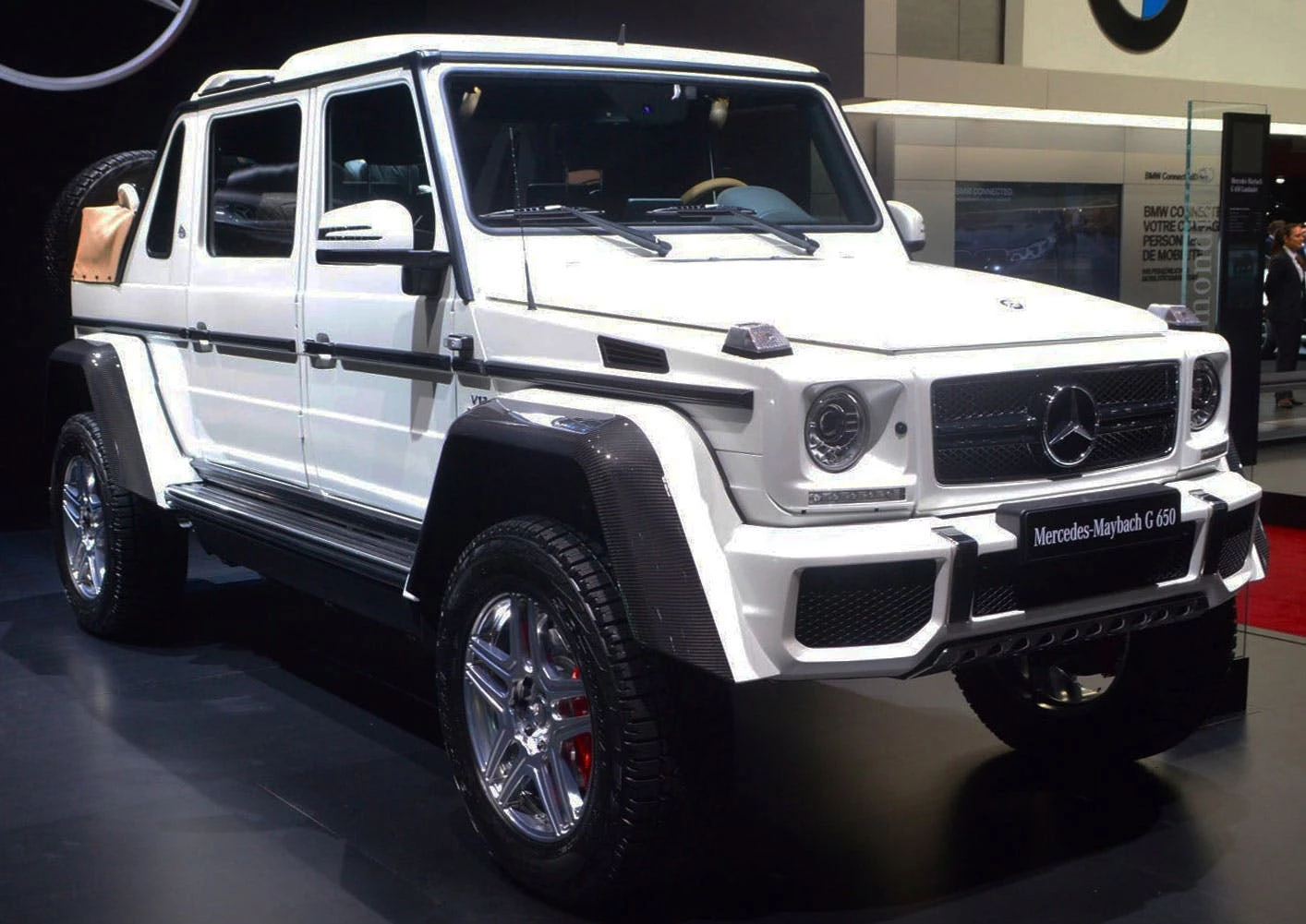An ultra-premium hardcore off-roader designed to shuttle folks around limousine-style? That about sums up the Maybach G650 Landaulet