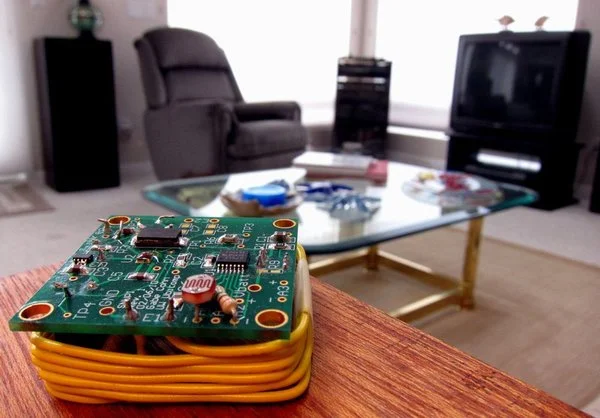 Sensors sprinkled throughout the home beam information at a set frequency. Wiring wrapped around the sensor acts as a broadcast antenna. The home's electrical wiring acts as the receiving antenna (Image: Gabe Cohn)