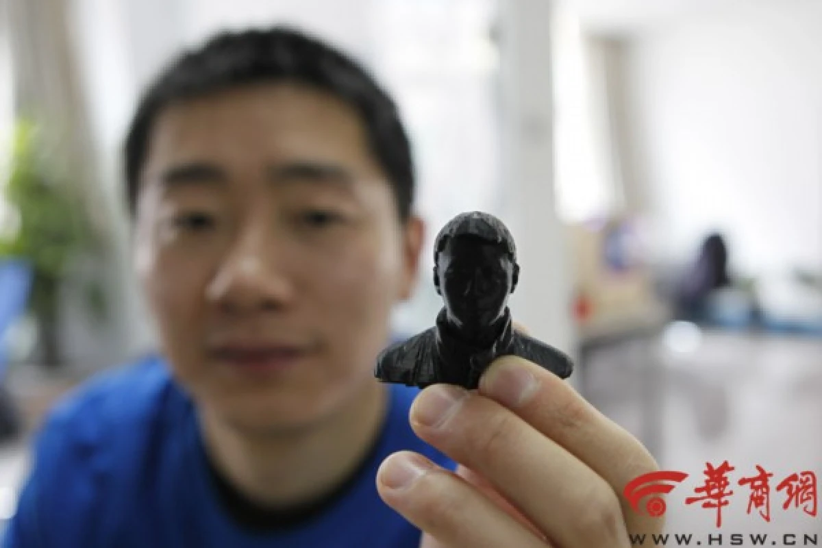 A man holds a personalized bust that was fabricated on a 3D printer in Beijing (Photo: Hinews.cn)