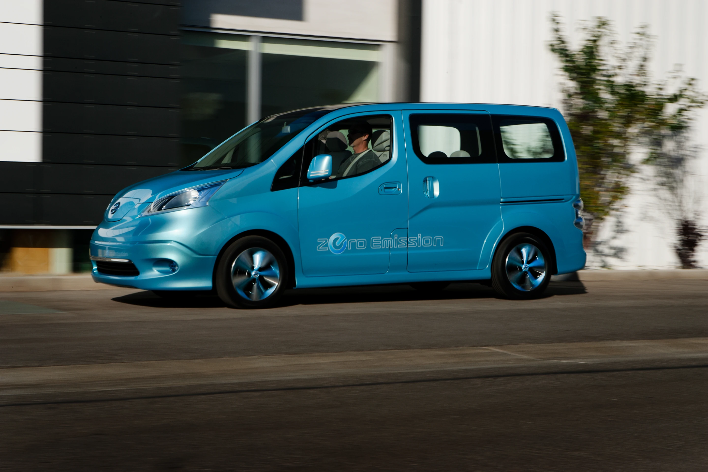 Nissan is debuting its e-NV200 electric minivan concept at the North American International Auto Show