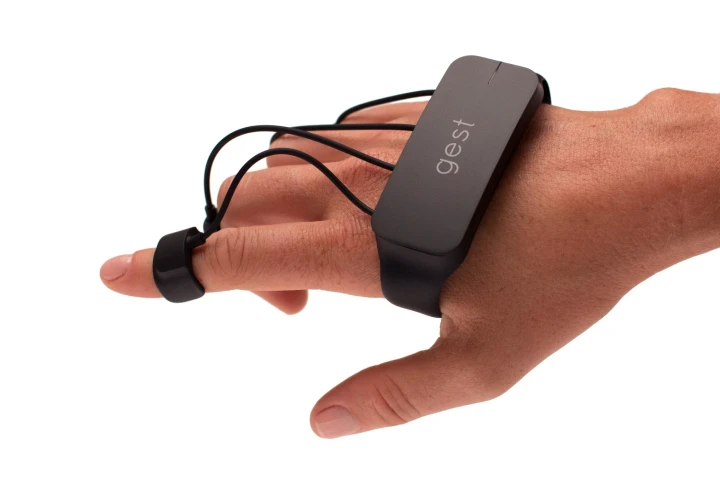 Gest is designed to fit easily on any hand thanks to an adjustable palm strap and four moldable finger mounts