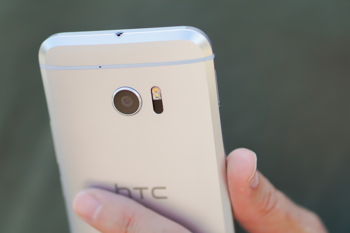 HTC 10 in hand