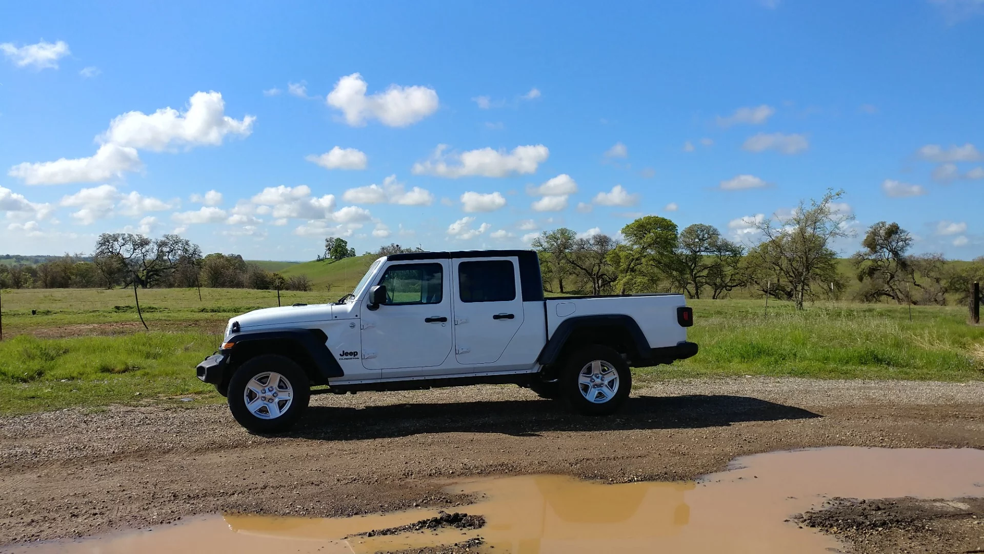 Plain as it is, being bereft of accessories, the Gladiator Sport S model looks very much like a Jeep should