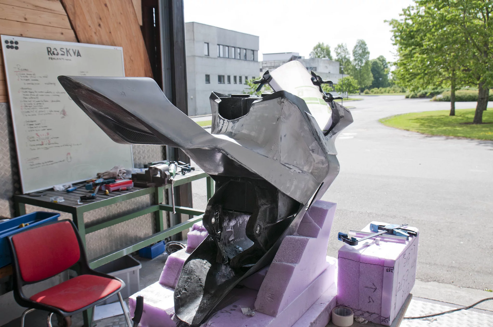 The carbon fiber chassis on the day before painting