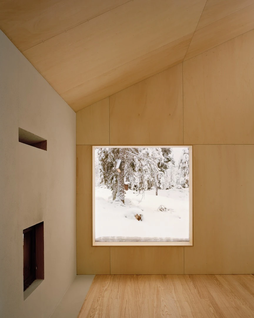 The cabin sports generous glazing and when lying in the bedroom one can gaze up at the stars and see the northern lights