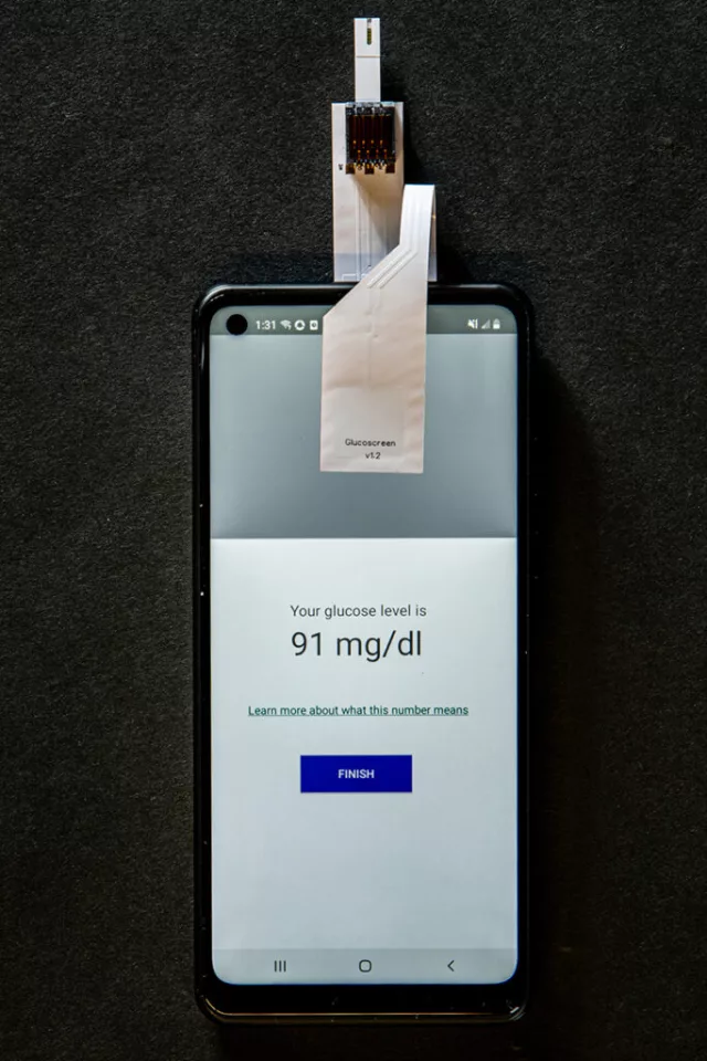 An app displays the calculated blood glucose reading