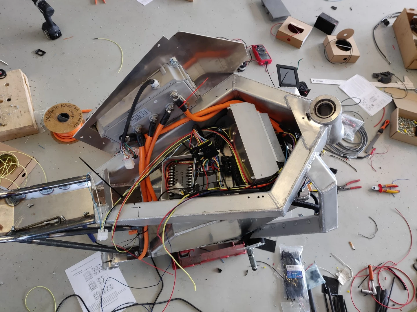 A peek under the top of the battery box