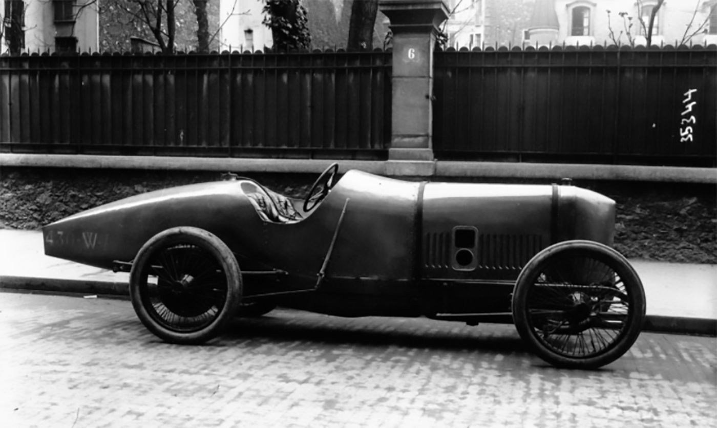 On 12 April 1913, Jules Goux took a specially streamlined version of the Grand Prix Peugeot named "La Torpille" with its DOHC 4-valve motor to a new world one hour distance record at Brooklands. Goux broke Lambert's one hour distance record by covering 106.2 miles in an hour, taking the 50 mile record (105.97 mph), 100 mile record (106.2 mph) and 150 mile record (105.9 mph). Goux would drive a very similar car with a smaller bore to win the 1913 Indianapolis 500 a few months later.