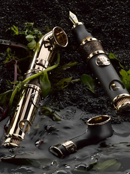 The RJ writing instrument is somewhere between a pen and a work of art, and borrows the material, colours, and signature elements of the Titanic-inspired timepieces