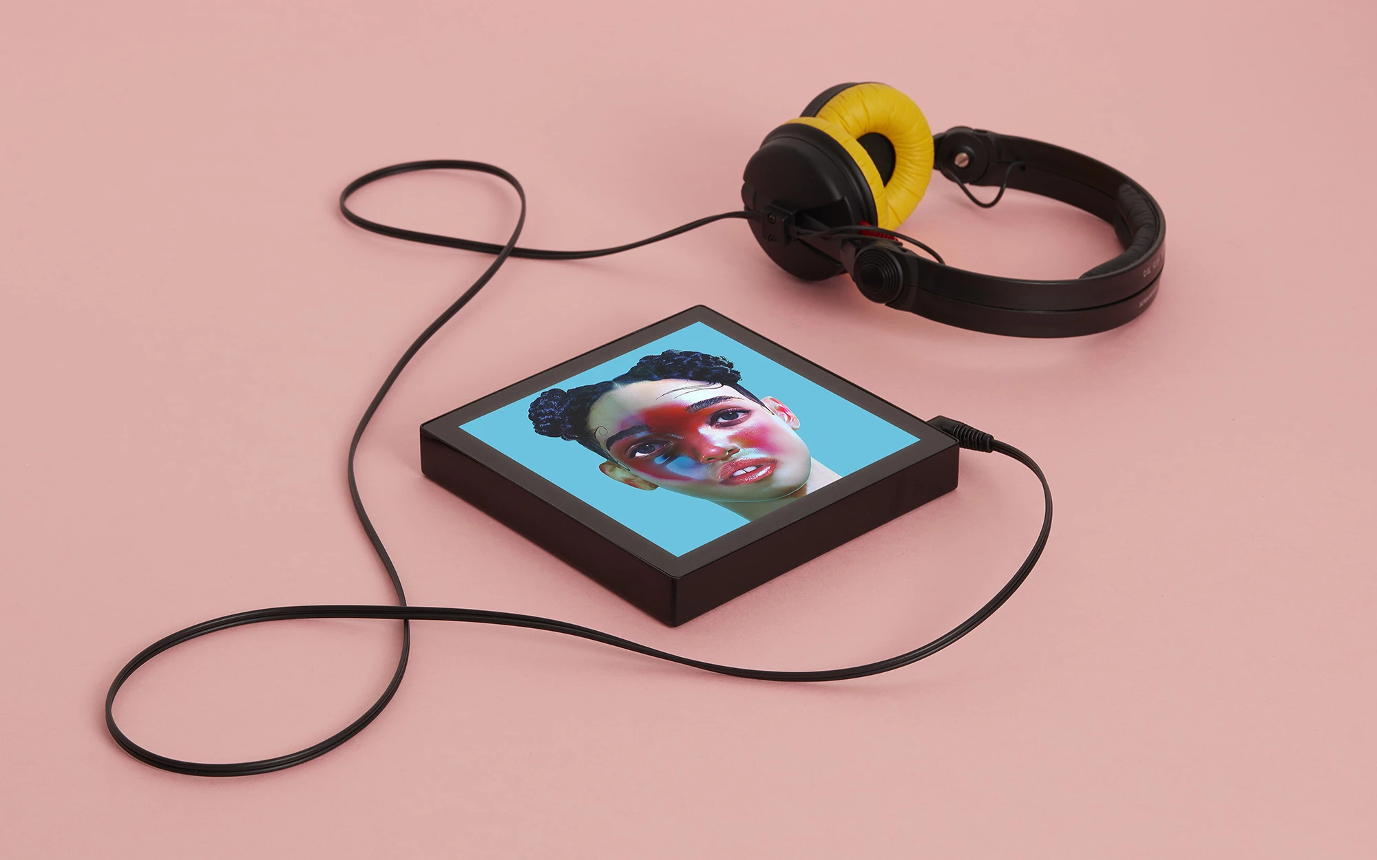 The Sleevenote digital music player features a 7.5-inch high-resolution touch display for showing off album art during playback