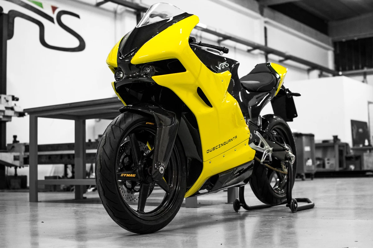 Vins Duecinquanta: forks are carbon blades suspended by a paralellogram-style arrangement near the steering head